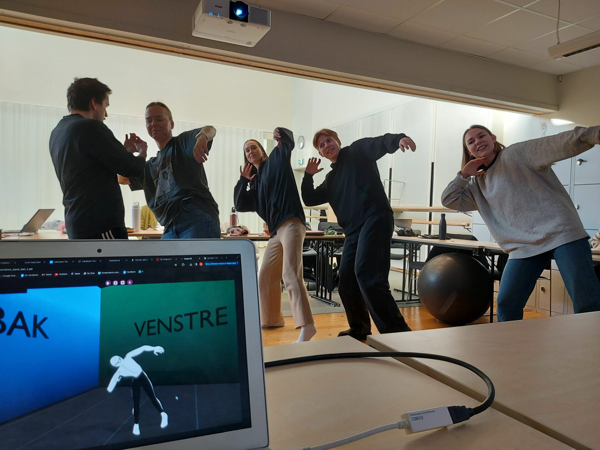 PPU musikkteater- og teaterstudentene fra en økt der de deler og simulerer forskjellige forslag til undervisningsopplegg med avataren som hjelpemiddel.