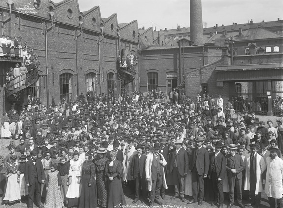 Christiania Seildugsfabriks arbeidere og administrativt ansatte foran fabrikken i forbindelse med 50-årsjubileet i 1906. Foto: Anders Beer Wilse/Oslo Museum