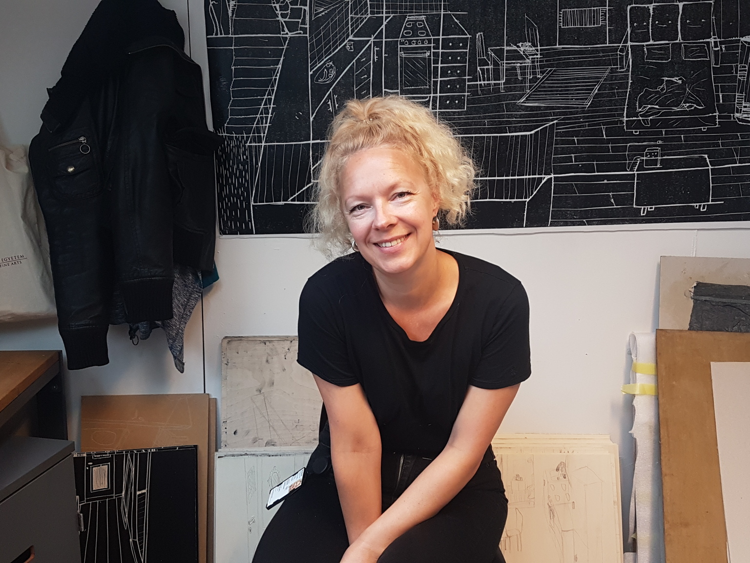 Beatrice Guttormsen framfor arbeid og trykkplater på arbeidsplassen sin på KHiO.