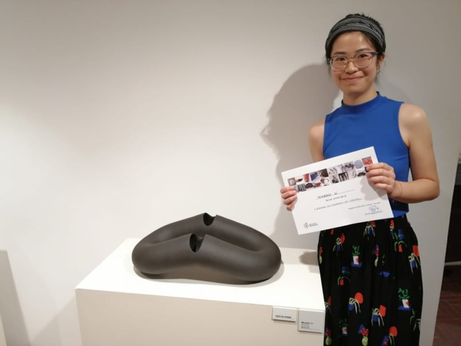 Li Mingshu wins third prize with her work "Black Form" at X Biennal Internacional de Ceràmica del Vendrell in Spain.