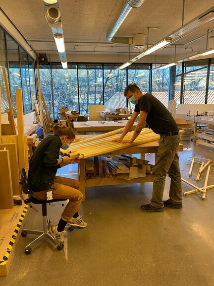 Nicolai Fontain, verksmeister for modell- og prototype og Vilde Rapp Riise, lærling som møbelsnikkar, arbeider med trekonstruksjonen til Evergreen Corona. 