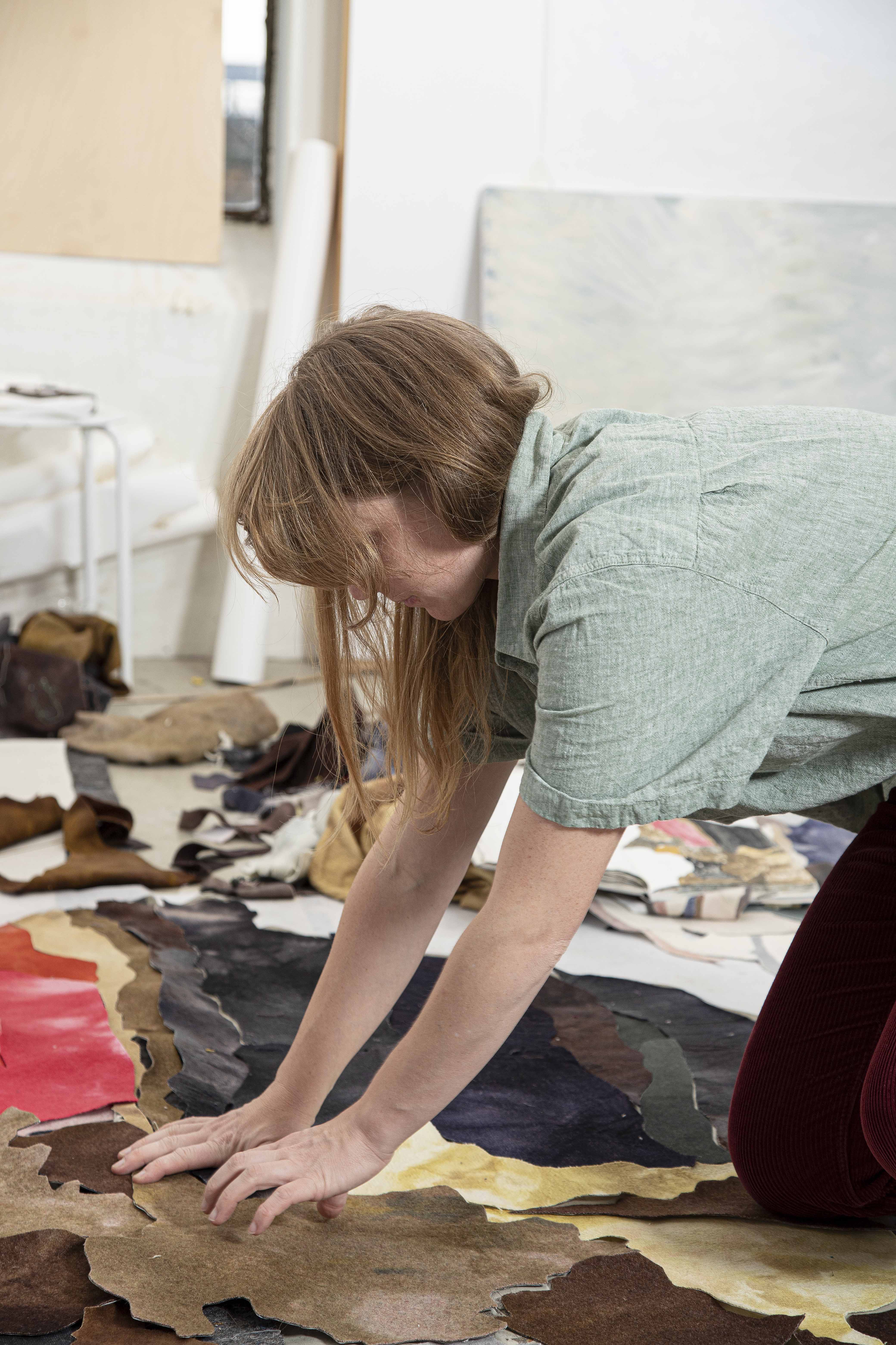I atelieret i Fredrikstad, har Ingrid god plass til å klippe tekstilene hun bruker i verkene sine. Foto: Mats Linder