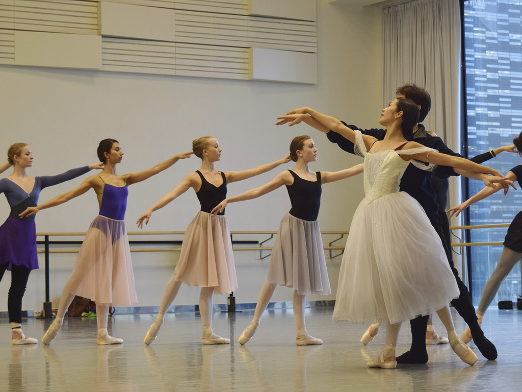 Studenter danser i “Giselle” på Den Norske Opera og Ballett