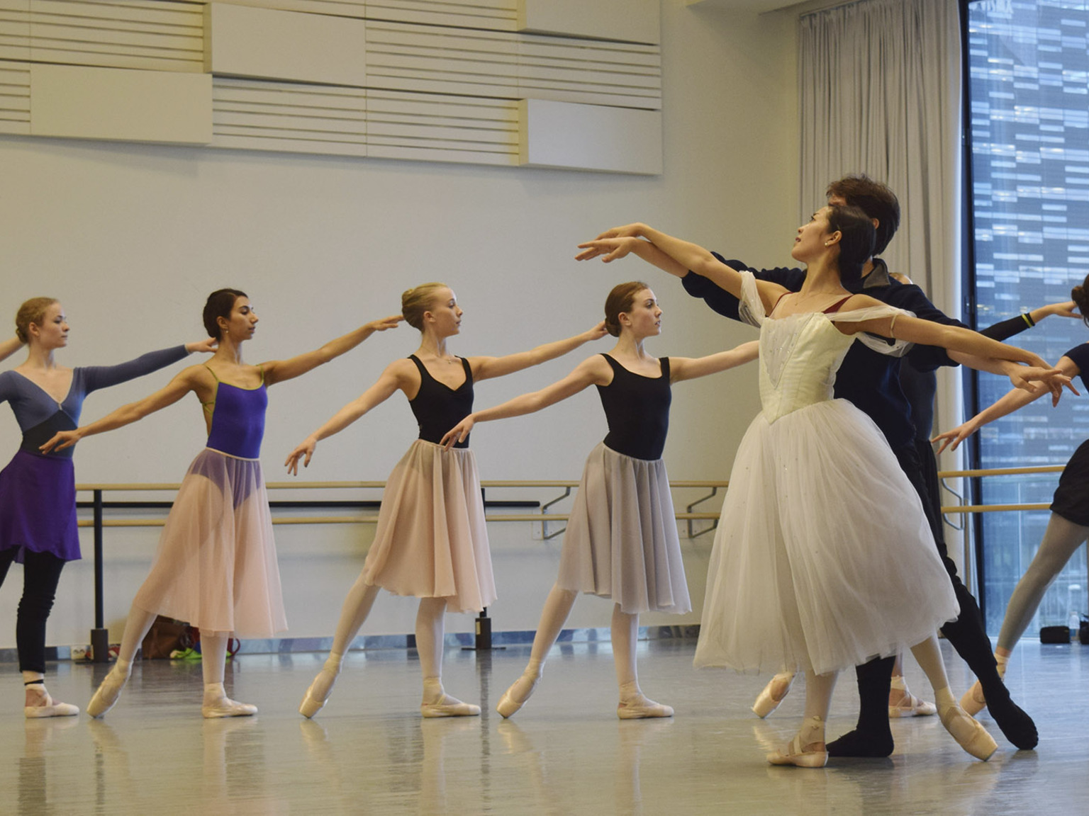 Studenter danser i “Giselle” på Den Norske Opera og Ballett