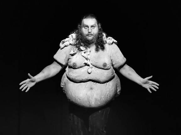 Emil Havold Naeshagen er bachelor i opera og spiller Mefisto i Faust iført en fatsuit, som skal symbolisere at han "kler på seg menneskeham".
