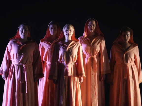 Eli Beate Vevang har designet kostymene til operaen Dialogues des carmélites. Nonnenes drakter er inspirert av bokseres kjortler og holdt i en varm, feminin farge. 