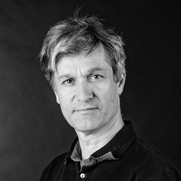 Hans Hamid Rasmussen, fagområdeansvarlig, professor i tekstilkunst.                                               
