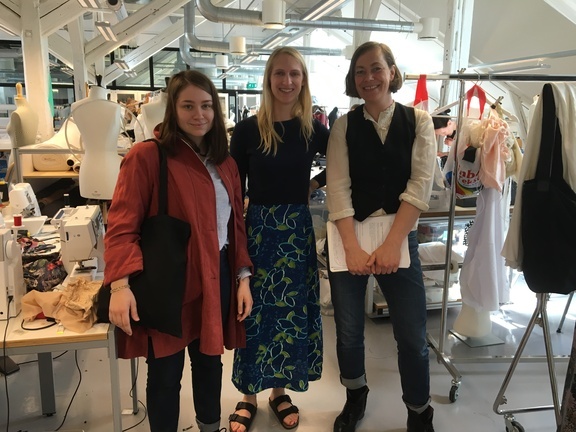 Eli Beate Vevang og Solveig Holthe Bygdnes sammen med professor i kostymedesign Christina Lindgren. 
