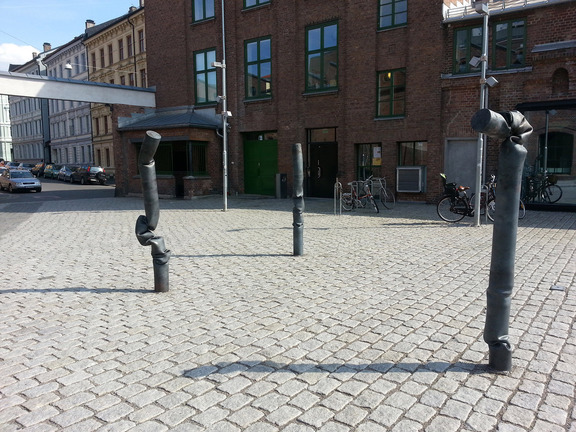 Jonas Olssons metallskulpturer installert på plassen utenfor Kunsthøgskolen på Avgang 2016: Bachelor medium- og materialbasert kunst. Foto: Jonas Olsson