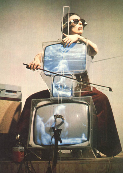 Charlotte Moorman fremfører med Nam Jun Paiks TV Cello, 1971
