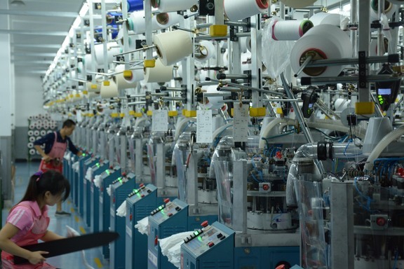 Kunst og håndverk besøker en maskinpark i en av sokkefabrikkene i byen Towns of socks som leverer 1/3 av verdens sokker per i dag. Foto: Feng Zhen Kun.