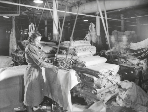 70 prosent av arbeidsstokken var kvinner på seilduksfabrikken. Her fra spinneriet. Foto: Anders Beer Wilse/Oslo museum