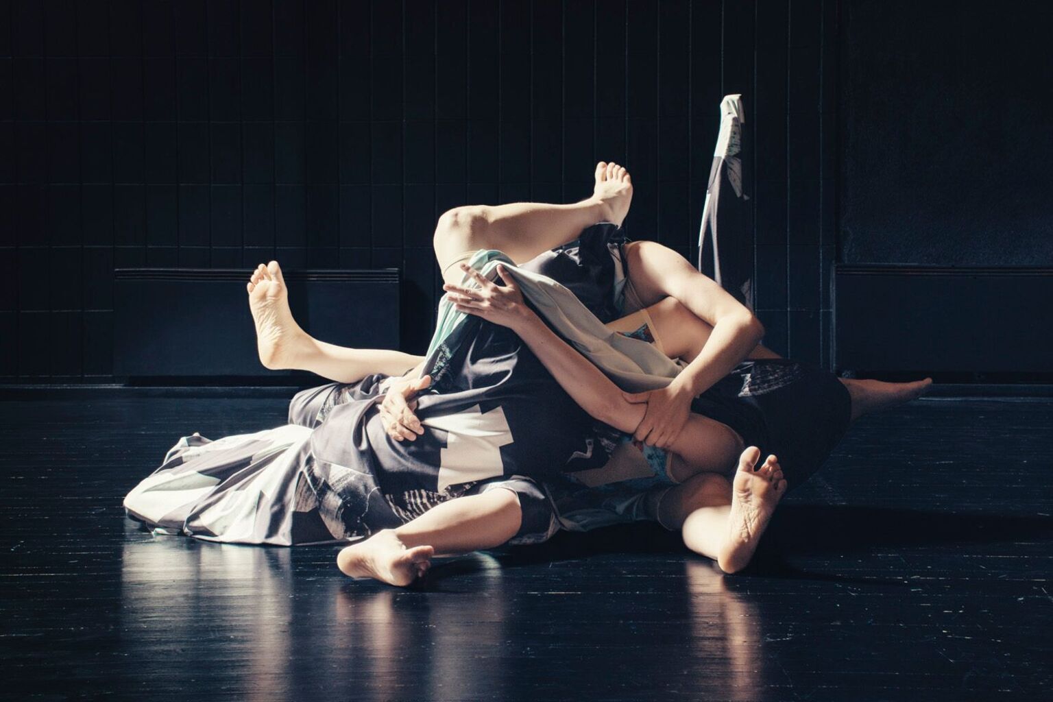 Bilde: Frå State (2016), danseperformance som er ein del av  stipendiatprosjektet Affective Choreographies til Ingri Fiksdal. Meir info: www.ingridfiksdal.com
Foto: Anders Lindén