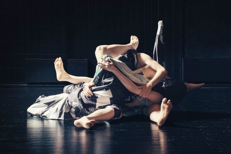 Bilde: Frå State (2016), danseperformance som er ein del av stipendiatprosjektet Affective Choreographies til Ingrid Fiksdal. Meir info: www.ingridfiksdal.com
Foto: Anders Lindén Bilde: Frå State (2016), danseperformance som er ein del av stipendiatprosjektet Affective Choreographies til Ingrid Fiksdal. Meir info: www.ingridfiksdal.com
Foto: Anders Lindén