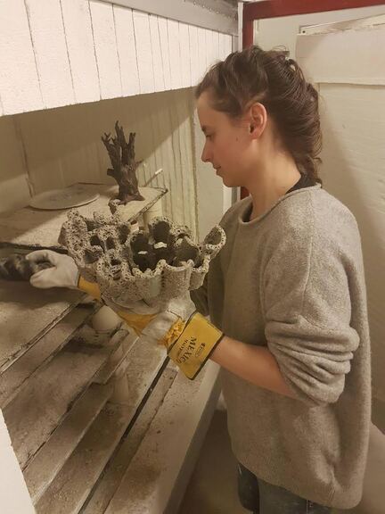 Tereza Slukova er spent på å se hvordan keramikk og glasur har reagert under brenning.
