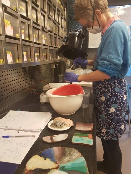 Helen Hausland, 2. året på bachelor i medium- og materialbasert kunst, blander glasur på keramikk laboratoriet.