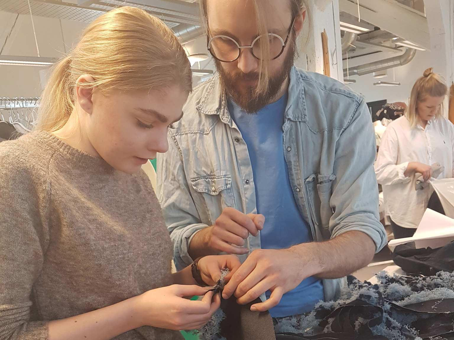 Eva Celine Lynau fra 2. klasse design og tekstil ved Edvard Munch vgs sammen med bechelorstudent Alexander Sahr.