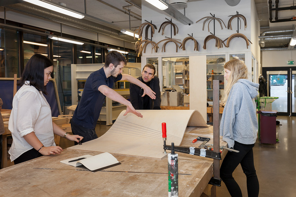 Studenter i arbeid på modell- og prototypeverkstedet på Kunsthøgskolen. Foto: Øystein Thorvaldsen.