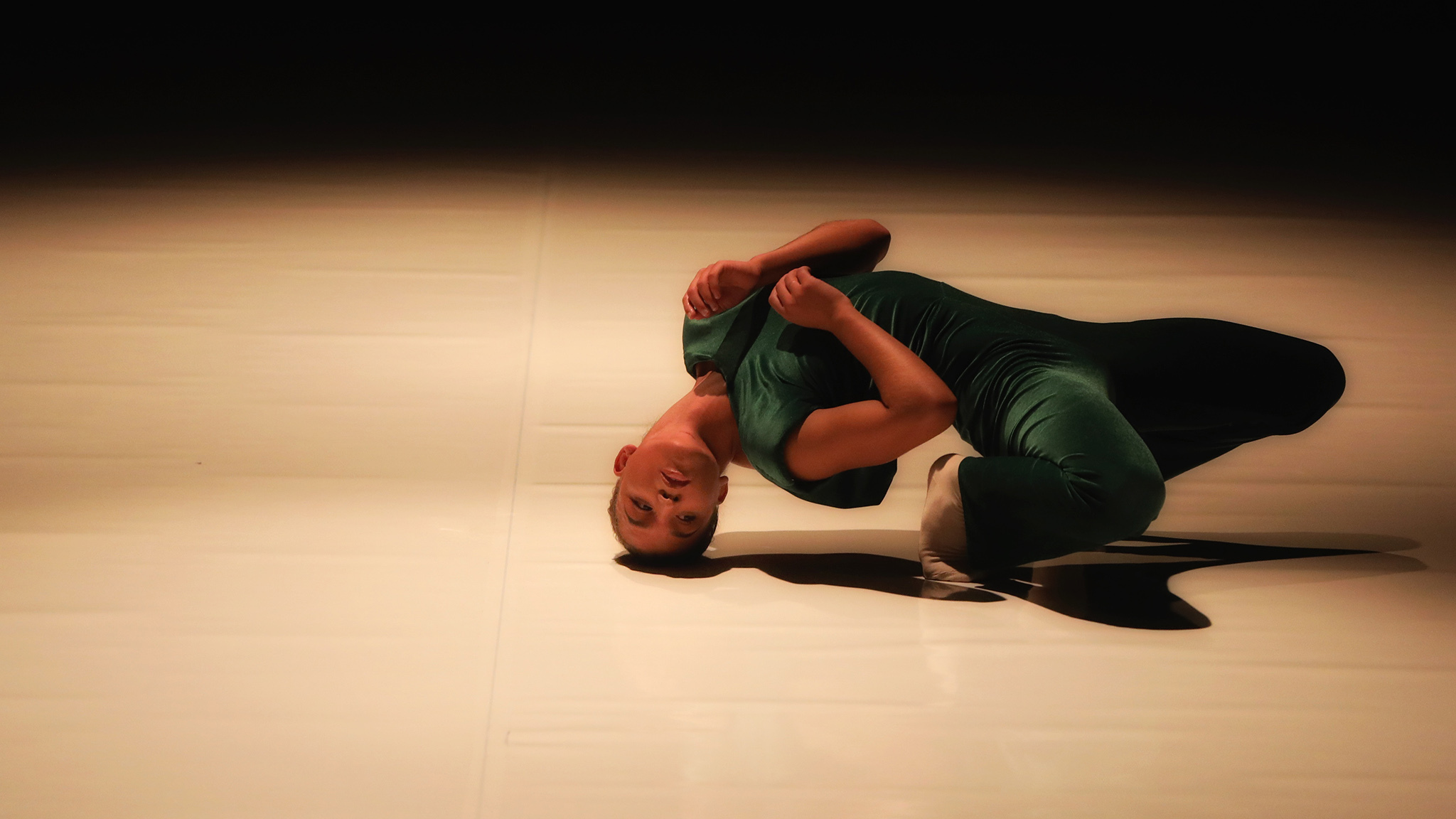 Koreografi: Lise Tiller. Danser: Bjørk-Mynte Buchgraitz Paulse Koreografi: Lise Tiller. Danser: Bjørk-Mynte Buchgraitz Paulse