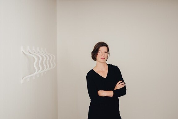 Petrine Vinje under hennes utstilling Depot.Depository.Rays. på Fotogalleriet. Foto:Ilja Hendel 2018.