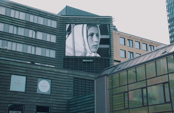 Stills from The Feedback Loop: Video vignette series for public screen intervention, Oslo Central Station, 2018, by Sara Eliassen. Commissioned by Munch Museum- Munchmuseet on the Move, curator Natalie Hope O’ Donnell.