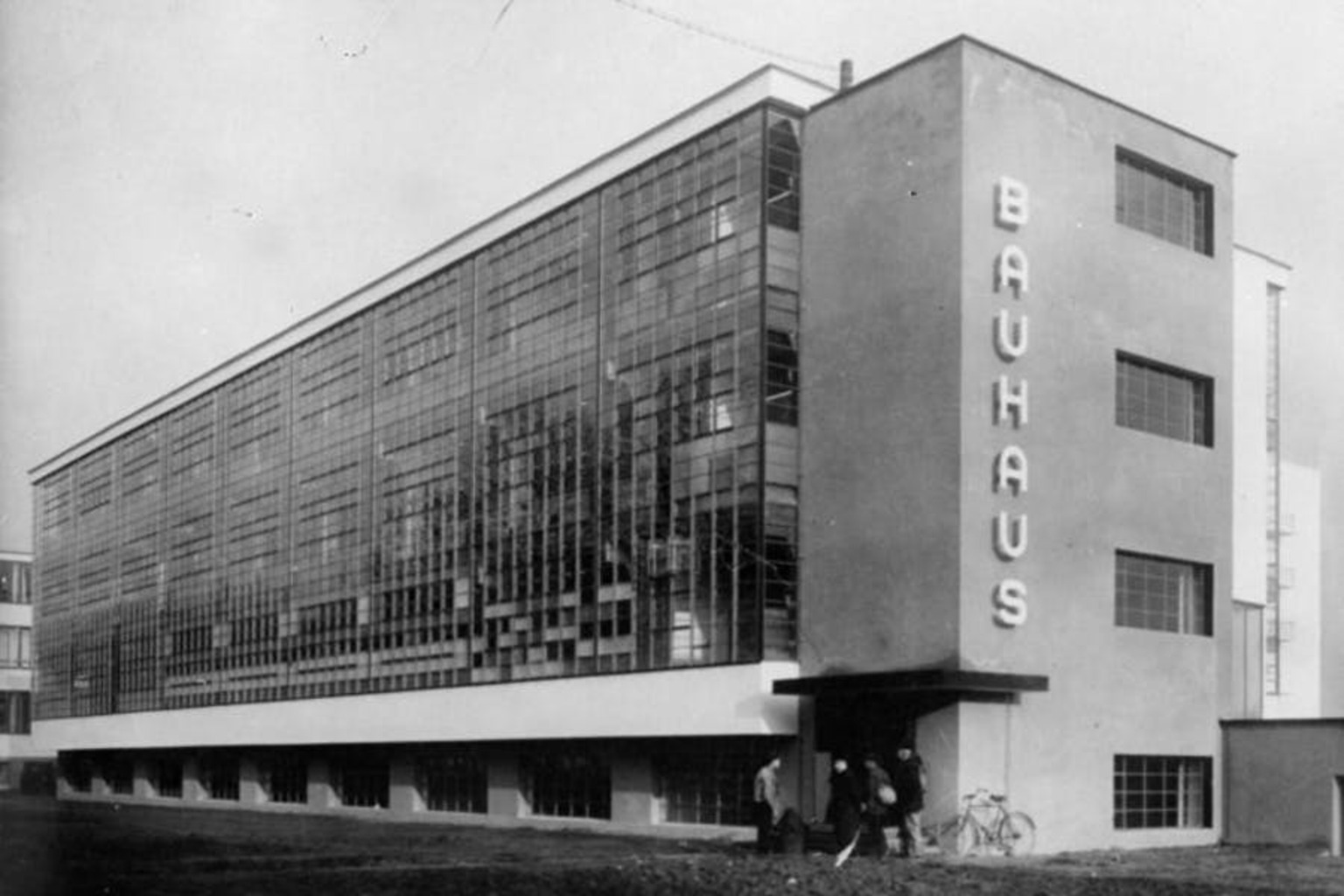 New Yorker  Shopping in the center of the Bauhaus city