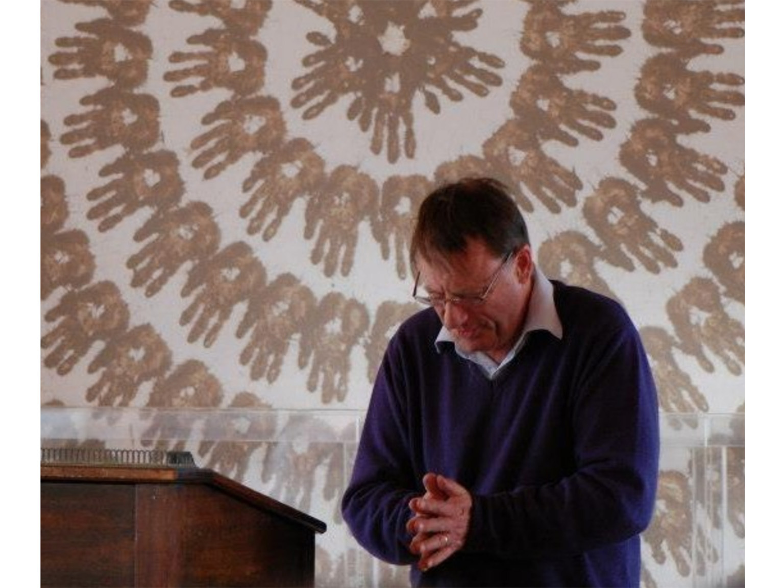 Tim Ingold, Lecture: “Telling by Hand: Weaving, Drawing, Writing Photography” at Text and Textiles Conference, University of Aberdeen, 2012. Photography by: Patricia Pires Boulhosa.