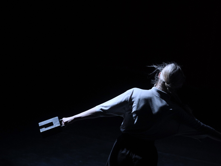 Frå "Dølge", Magdalene Sollis masterprosjekt i Dans, 2019. Foto: Stephen Hutton Frå "Dølge", Magdalene Sollis masterprosjekt i Dans, 2019. Foto: Stephen Hutton