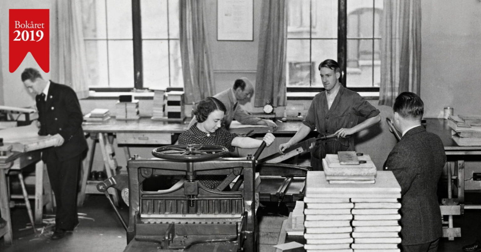 Bokbinderiet i Vestfløyen, Universitetsbiblioteket, 1937. Foto: Arbeiderbladet. Eier Nasjonalbiblioteket
