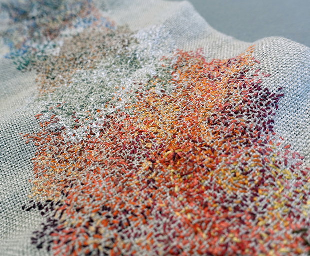 Tina Jonsbu: Vorma, august 2018, detalj. Broderi på lin. Tina Jonsbu: Vorma, august 2018, detalj. Broderi på lin.
