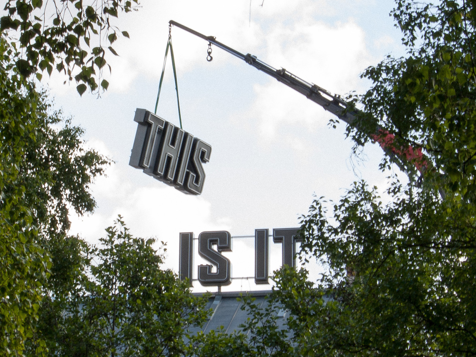 Montering av kunstverket This is it av Gardar Einarsson. Foto: Kjetil Helland