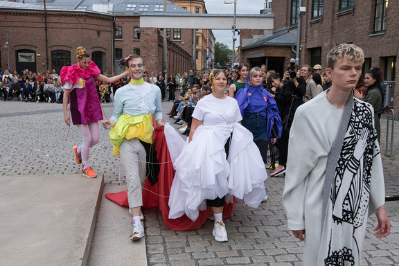 Fra bachelor- og masterstudentane i kles- og kostymedesign sin visning i 2019. Foto: Hanne Erøy/MIOMEDIA