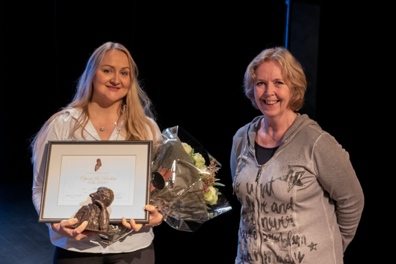 Elisabeth Teige og Toril Carlsen, professor i sang på KHiO og tidligere lærer til prisvinneren.