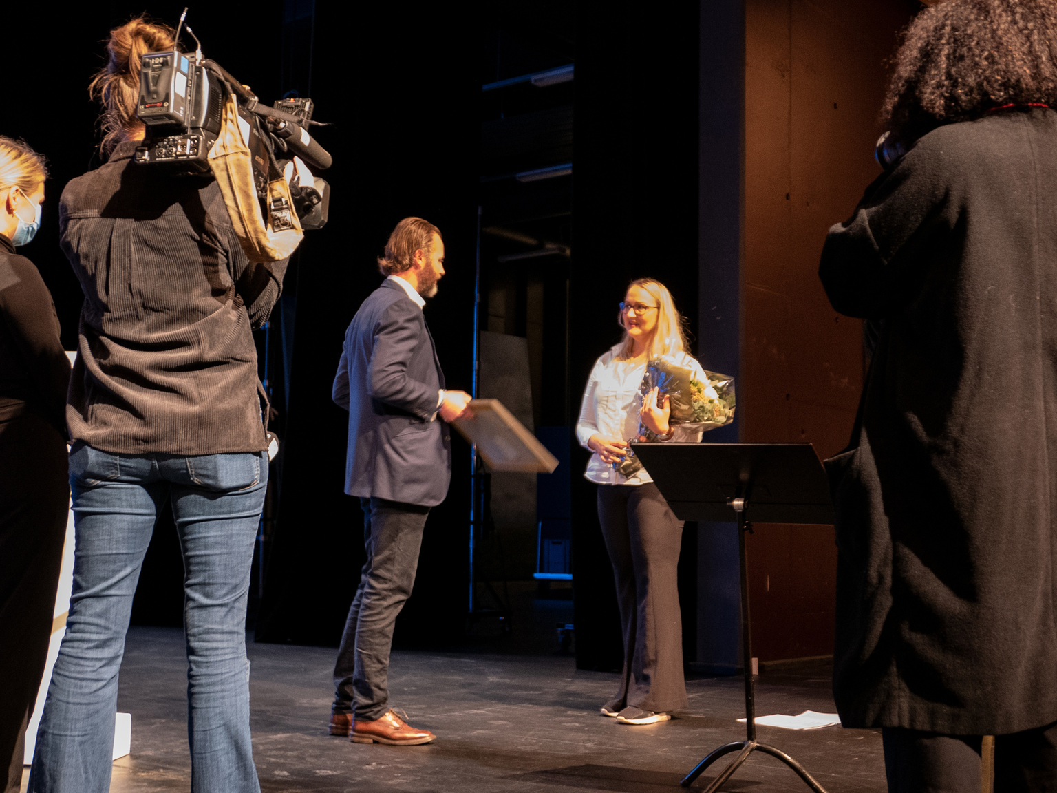 Thomas Wilhelmsen deler ut prisen til Elisabeth Teige på hovedscenen på KHiO.