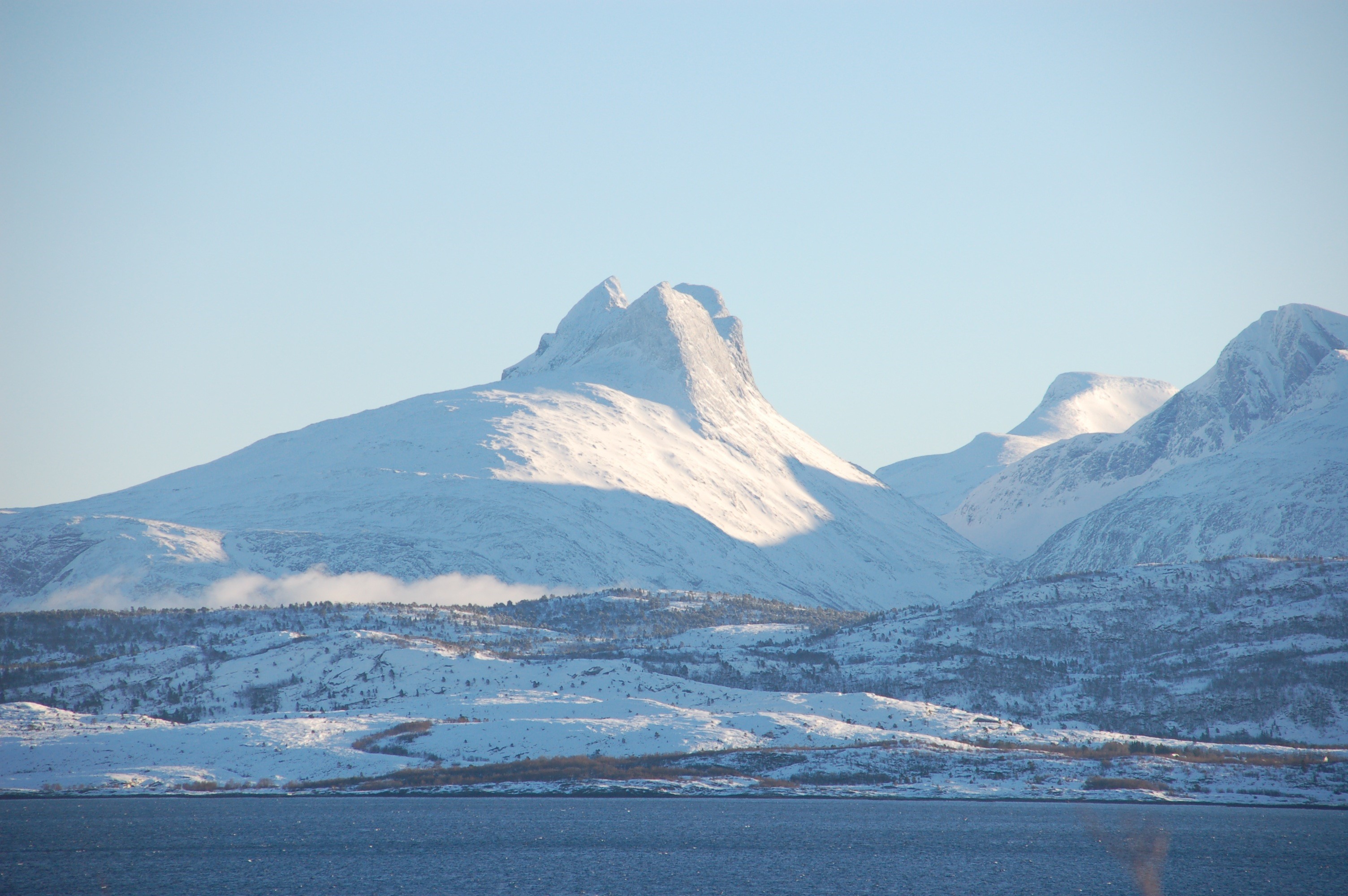 Børvasstindan, disse fjellene ser jeg på hver dag. De ligger på andre siden av fjorden fra der jeg bor.