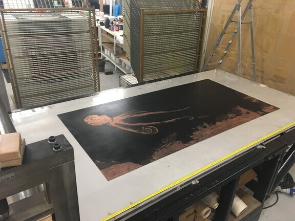 Første test av plata, innsvertet plate klar til å trykkes. På Foreningen Trykkeriet, november 2018. Bildet henger i Galleri Norske Grafikere, og er en etsing med motiv 1 m x 2 m.