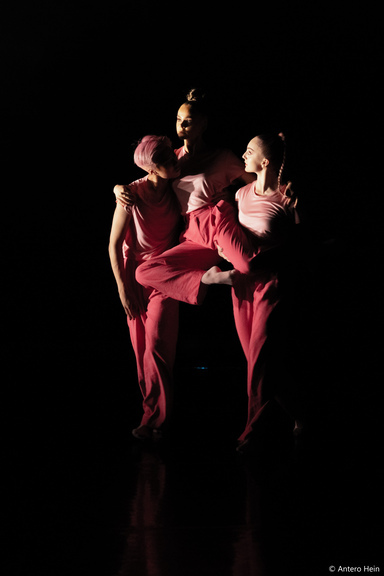 Vårforestilling 2021. "Ash.Black.Pink" med 1. år bachelor jazzdans. Koreograf: Tine Erica Aspaas. Foto: Antero Hein 