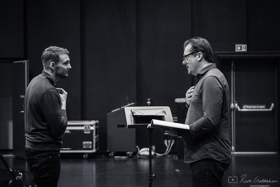 Simen Bredesen (til venstre) i arbeid med en av operaens dirigenter: Peter Szilvay under et kurs Foto: Rune Goddokken
