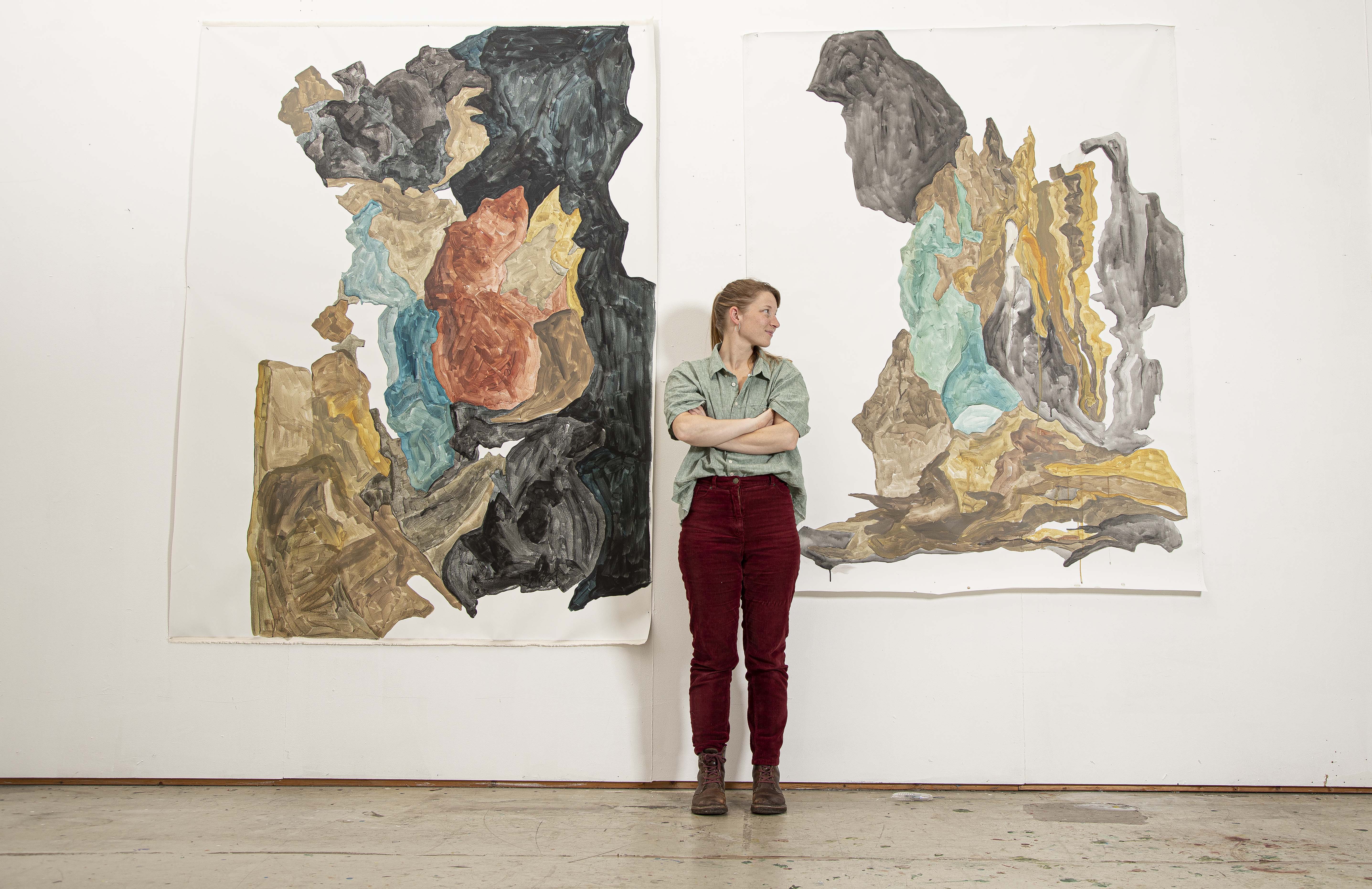 Ingrid jobber med både maleri og tekstil parallelt, en prosess som virker nærmest som en dynamisk dialog. Foto: Mats Linder