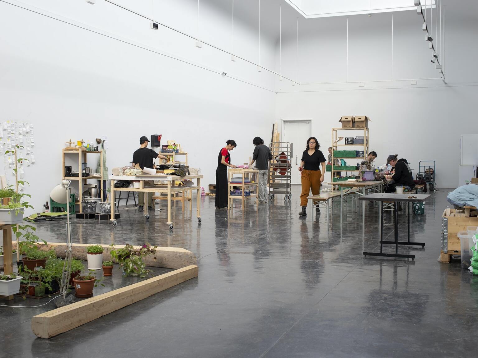 The Great Indoors, Avgangustillingen for master i billedkunst tok form som kunstnerresidens i Kunstnernes hus. Studentene utviklet sammen daglige aktiviteter med tema fra internasjonal merkedager som korresponderte med oppholdets datoer. Foto: István Virág/KUNSTDOK The Great Indoors, Avgangustillingen for master i billedkunst tok form som kunstnerresidens i Kunstnernes hus. Studentene utviklet sammen daglige aktiviteter med tema fra internasjonal merkedager som korresponderte med oppholdets datoer. Foto: István Virág/KUNSTDOK