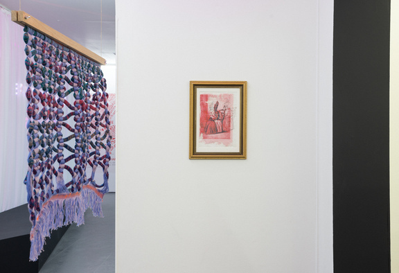 Tekstilarbeid av Damien Ajavon. Fra venstre til høyre: Dentelle Espagnole (2020), Ndate Yalla Defe ñuul (2021), vist på utstillingen "Ta plass", Fotogalleriet. Foto: Julie Hrnčířová.