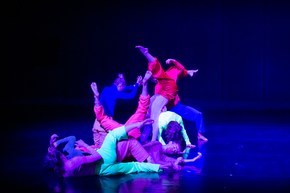 Vårforestilling 2022. "Upside Down Vortex" med 1. år bachelor samtidsdans. Koreografi: Zsuzsanna Rózsavölgyi. Foto: Yaniv Cohen