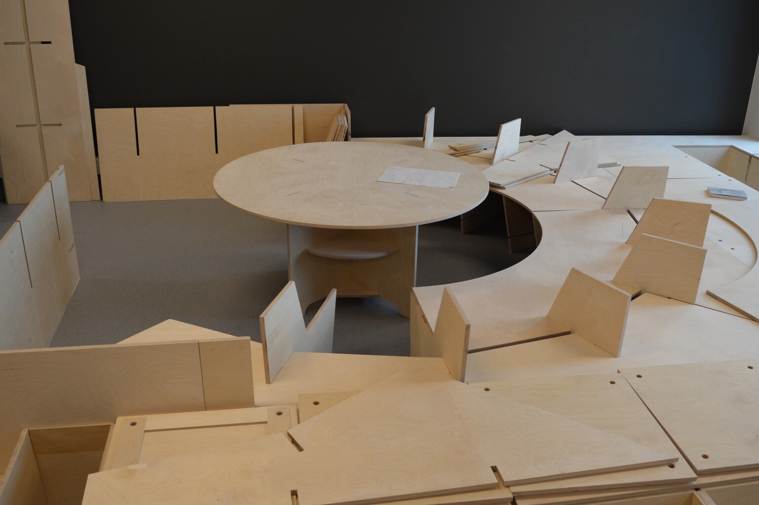 “Flytende møbel (Horigotatsu)” is a collaboration between architect Alexander Eriksson Furunes and the Agder Kunstakademi students, to reshape the classroom inside Agder Prison