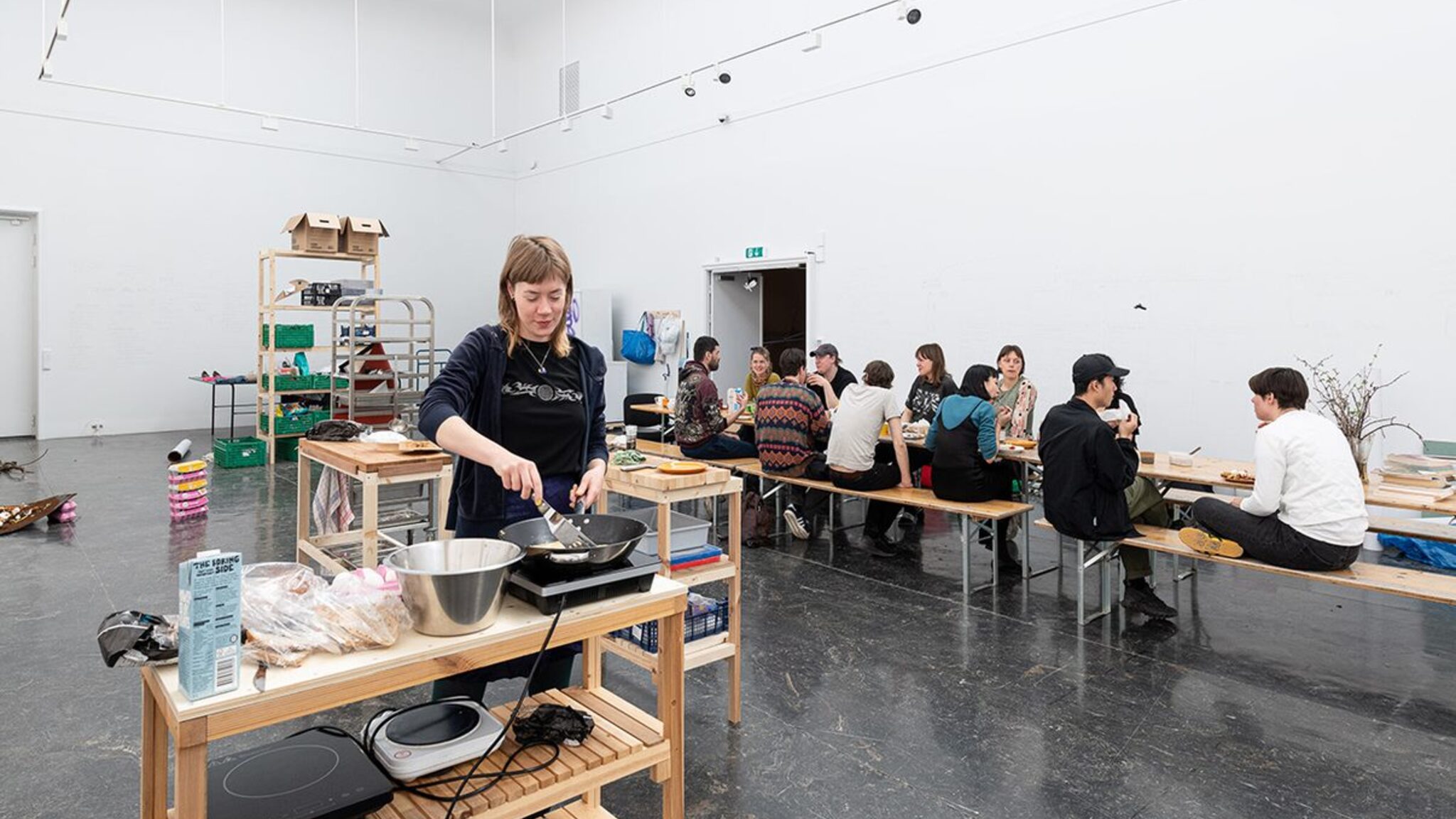 The Great Indoors, Avgangustillingen for master i billedkunst tok form som kunstnerresidens i Kunstnernes hus. Studentene utviklet sammen daglige aktiviteter med tema fra internasjonal merkedager som korresponderte med oppholdets datoer. Foto: István Virág/KUNSTDOK The Great Indoors, Avgangustillingen for master i billedkunst tok form som kunstnerresidens i Kunstnernes hus. Studentene utviklet sammen daglige aktiviteter med tema fra internasjonal merkedager som korresponderte med oppholdets datoer. Foto: István Virág/KUNSTDOK