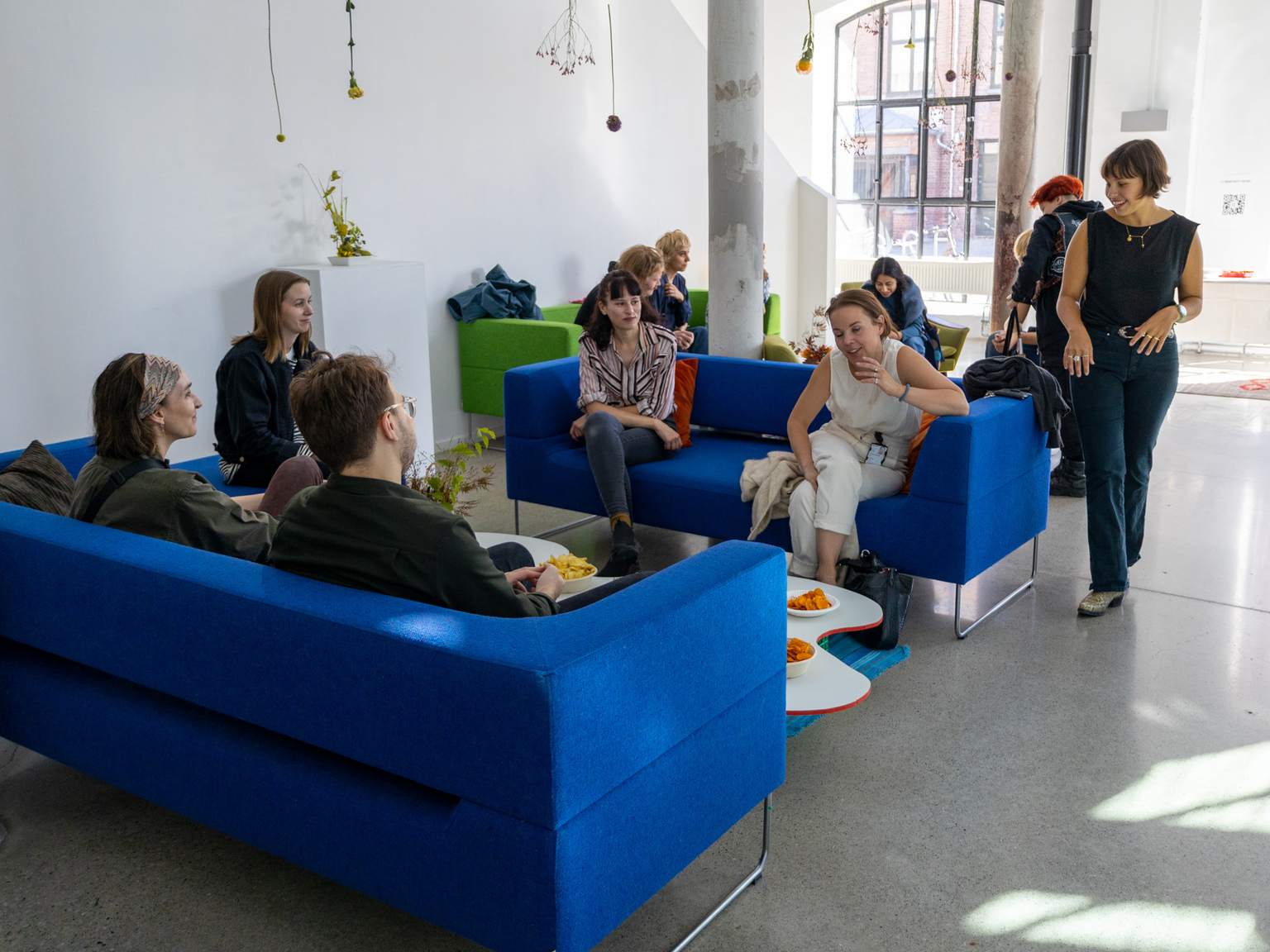 tudentene på interiørarkitektur og møbeldesign har jobba med prosjektet "The Livingroom". Formålet er å ha et sosialt sted hvor folk kan snakke sammen. Det er noe helt annet å snakke mens man sitter i en sofa enn ved skolebenken.