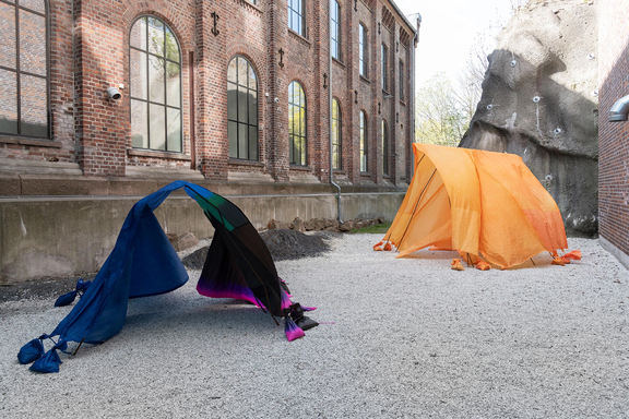 Arbeider av Ragnhild Fors, fra "Jamsis", avgangsutstillingen bachelor i medium- og materialbasert kunst, 2022.