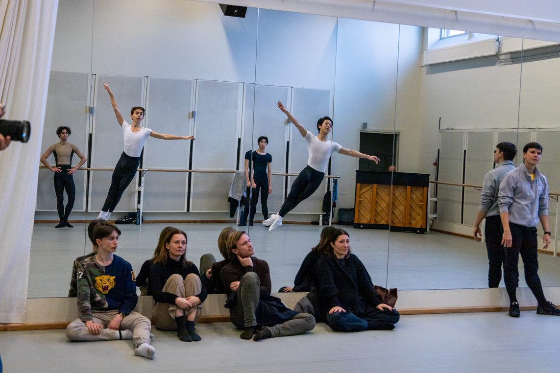 Åpen dag, danseklasse med publikum med dansere sett i speilet