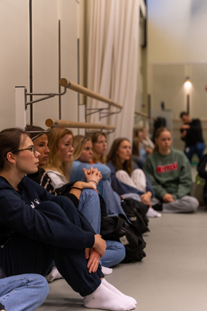 Sittende publikum på danseklasse, nærbilde