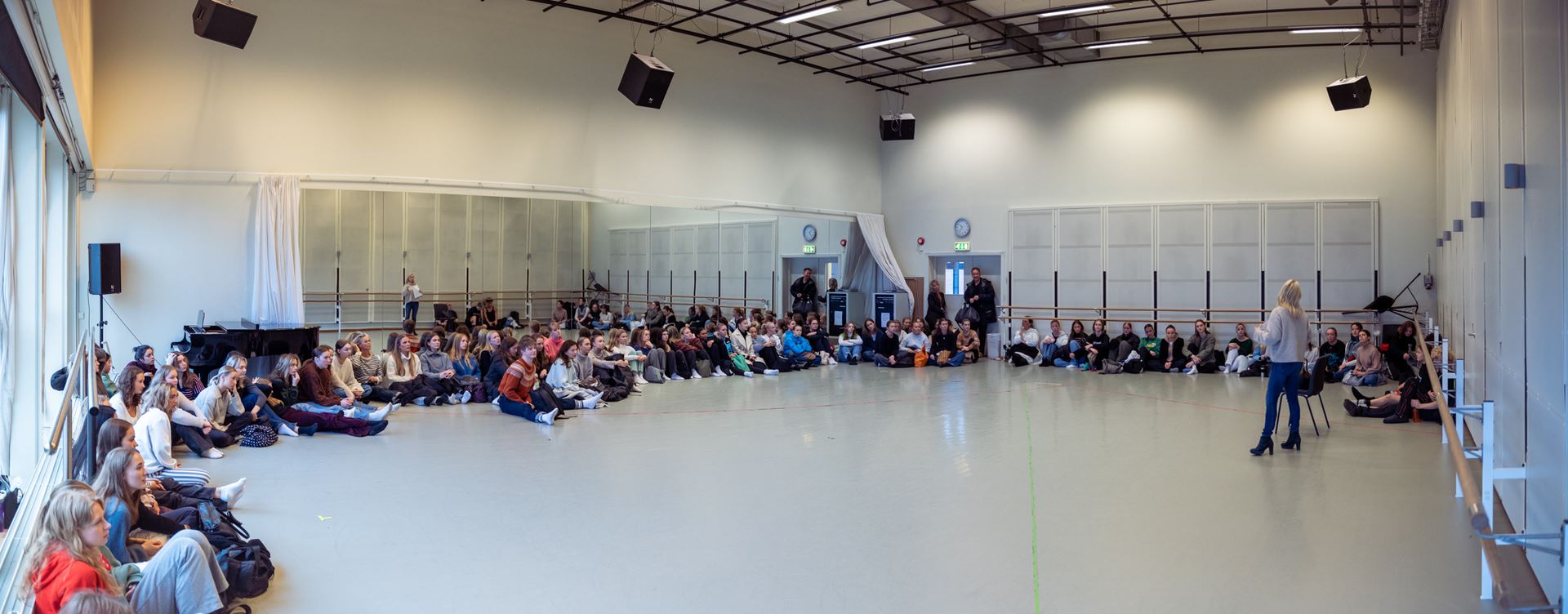 Åpen dag, panoramabilde av danseklasse med publikum