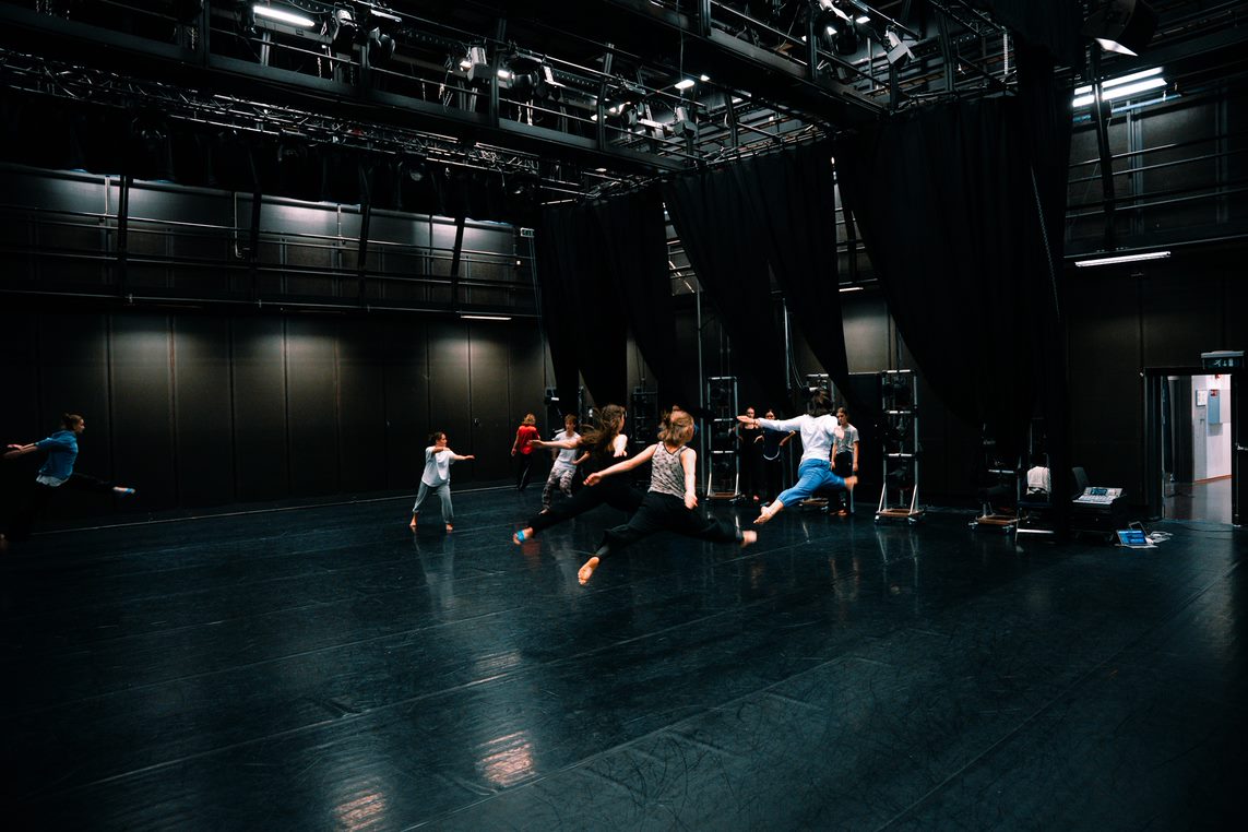 Åpen dag, dans. Dansere på en scene